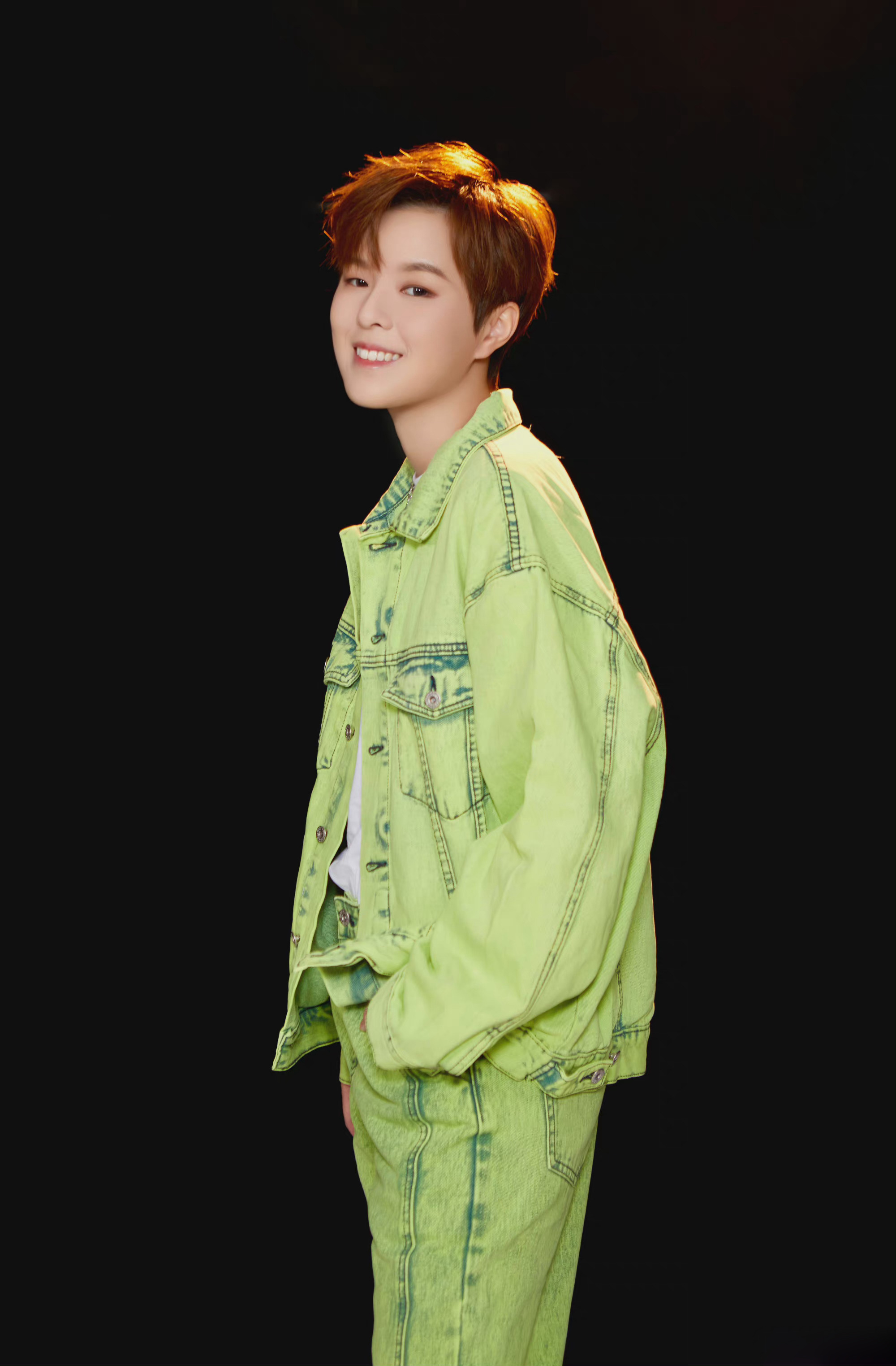 杨芸晴最新活动造型释出,身穿果绿色休闲套装,清新活