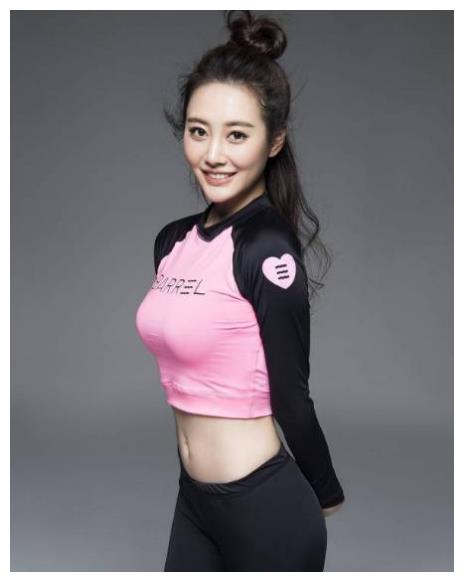 从李纯的生活照来看,她更喜欢简单清新的风格,就像她洒脱的性格一样