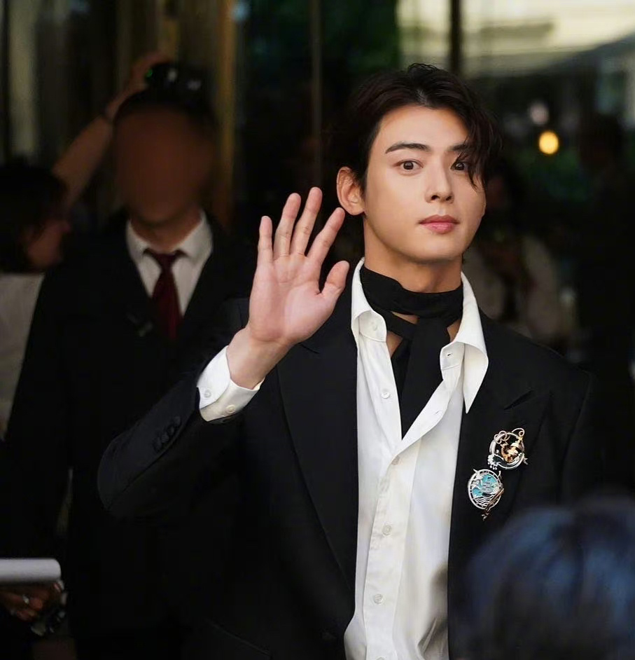 车银优一身黑色西装出席chaumet活动_高清图集_新浪网