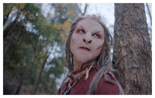 狼精变成人形之前长这样:这集里讲到有一只修炼千年,已经能够化为人形