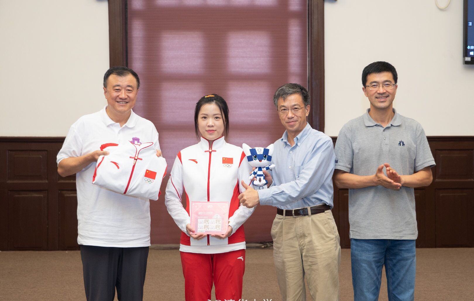 杨倩将奥运“原味”领奖服赠予母校！网友说：终是清华高攀了休闲区蓝鸢梦想 - Www.slyday.coM