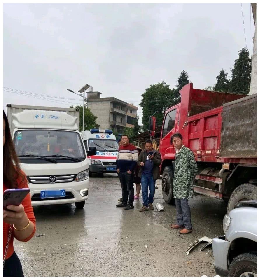 隆回金石桥一辆皮卡车与大货车追尾,车头撞的稀烂