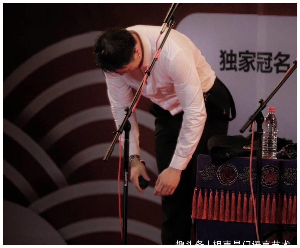 德云社演员鞠躬照对比,张云雷的姿势最绅士,烧饼简直是张飞附体