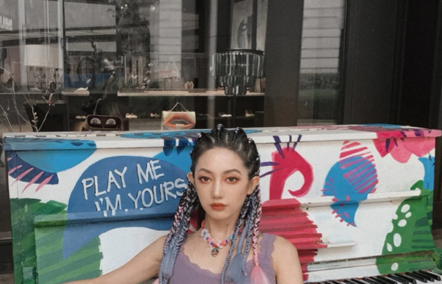 女生这几种发型留久了,发际线会上移,你的发型是这样的吗?休闲区蓝鸢梦想 - Www.slyday.coM 女生这几种发型留久了,发际线会上移,你的发型是这样的吗?休闲区蓝鸢梦想 - Www.slyday.coM