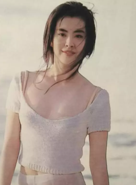 55岁王祖贤近况曝光,息影淡出演艺圈多年,真实身材受好评__财经头条