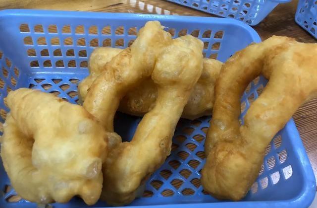 郑州值得冒雨去喝的胡辣汤就是没有几片牛肉麻糖炸的金黄焦脆