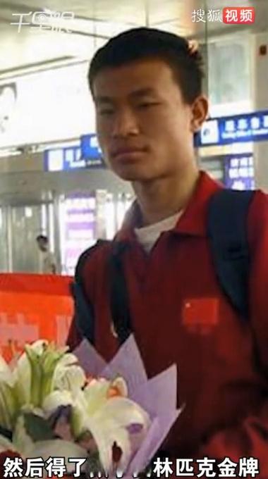 北大数学大神手提馒头矿泉水接受采访走红网络，网友：“韦神”休闲区蓝鸢梦想 - Www.slyday.coM