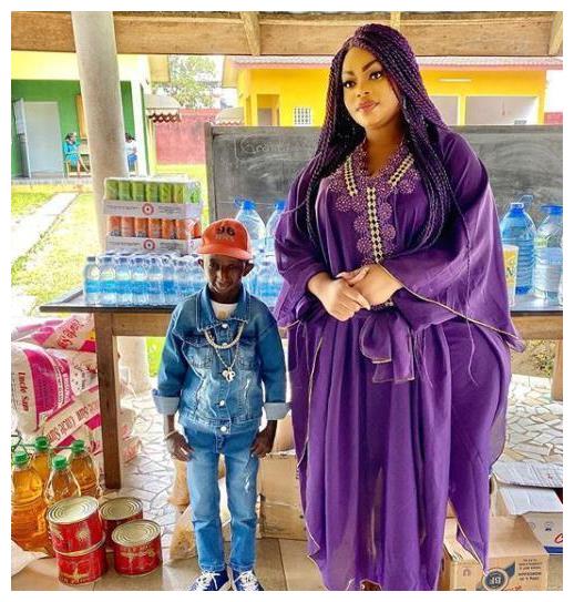 非洲卡戴珊又惹争议巨臀超出人类极限交往体型奇特男友被嘲