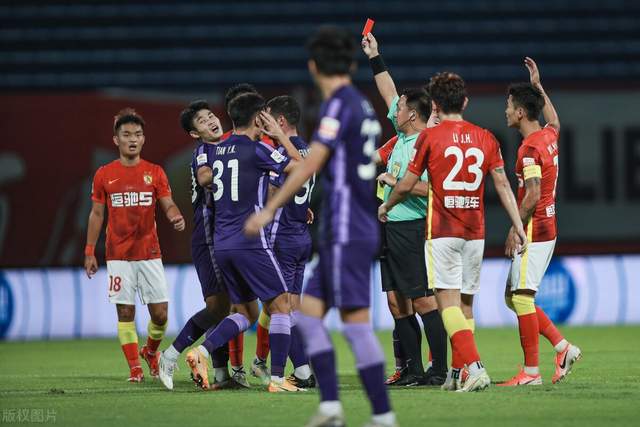 中场控制权争夺白热化 两队后腰球员表现将决定比赛节奏