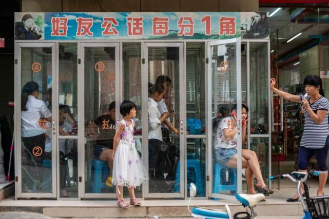 80后打工仔当年用街头的公用电话给家人报平安和女友煲电话粥