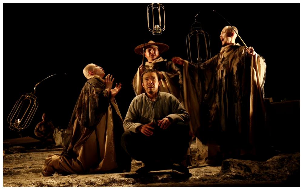 艺术剧院演员,国家一级演员,中国戏剧家协会会员,中国电影家协会会员