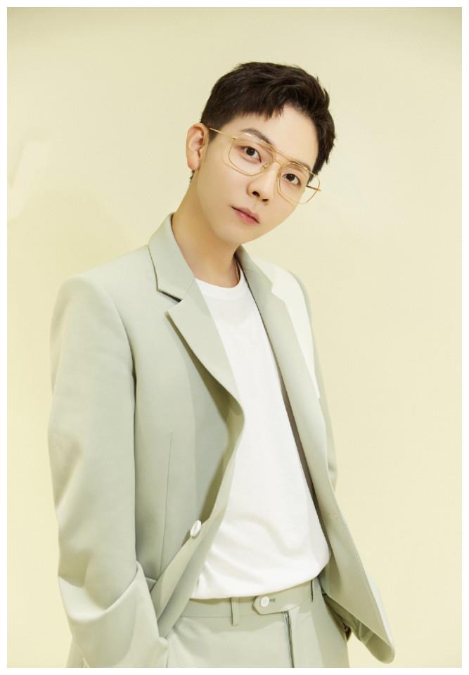 胡夏身穿薄荷绿拼接西装春日气息扑面而来