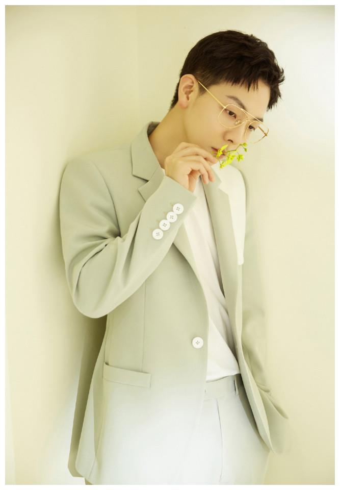胡夏身穿薄荷绿拼接西装春日气息扑面而来