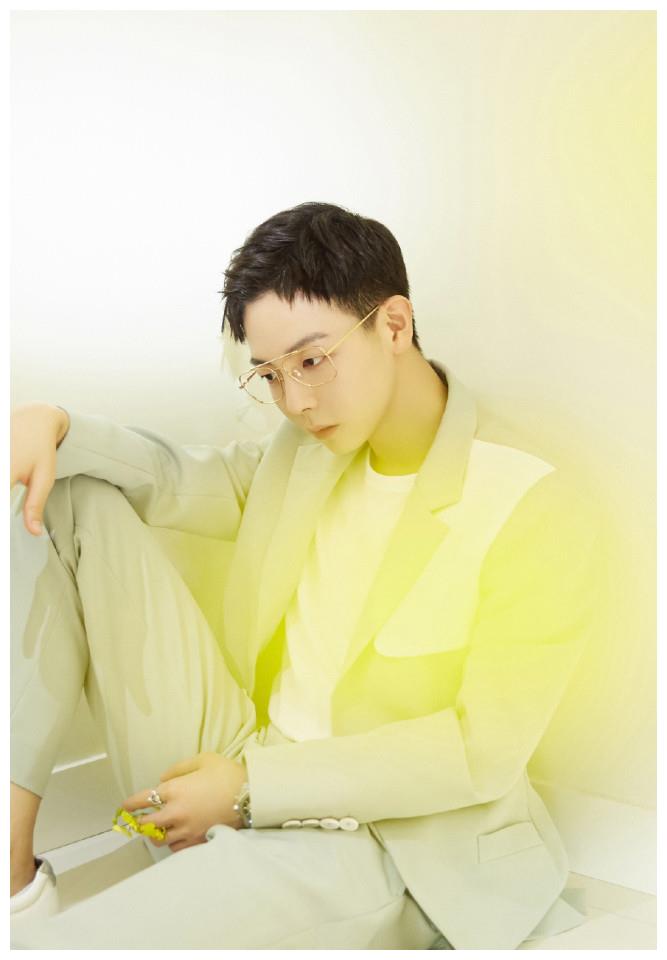 胡夏身穿薄荷绿拼接西装春日气息扑面而来