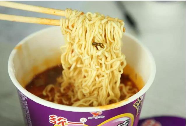 吃了这么多年的泡面,才知道桶装泡面里,不但有叉还备有"碗"