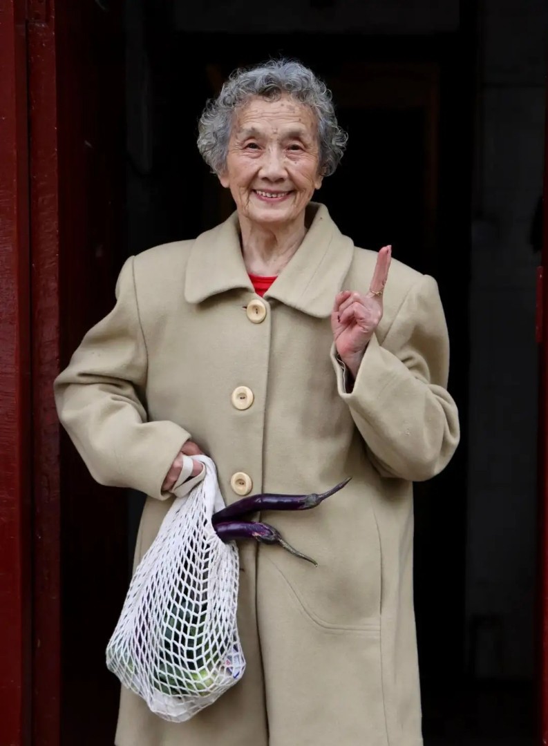 年过古稀也"臭美",这位奶奶的穿搭堪称老年楷模,自然淳朴真实|格纹