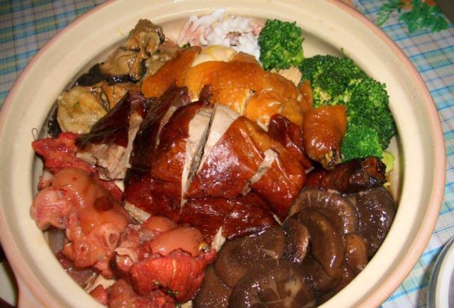 属于客家人的客家盆菜,满满的一锅全是对吃货最大的满足与爱