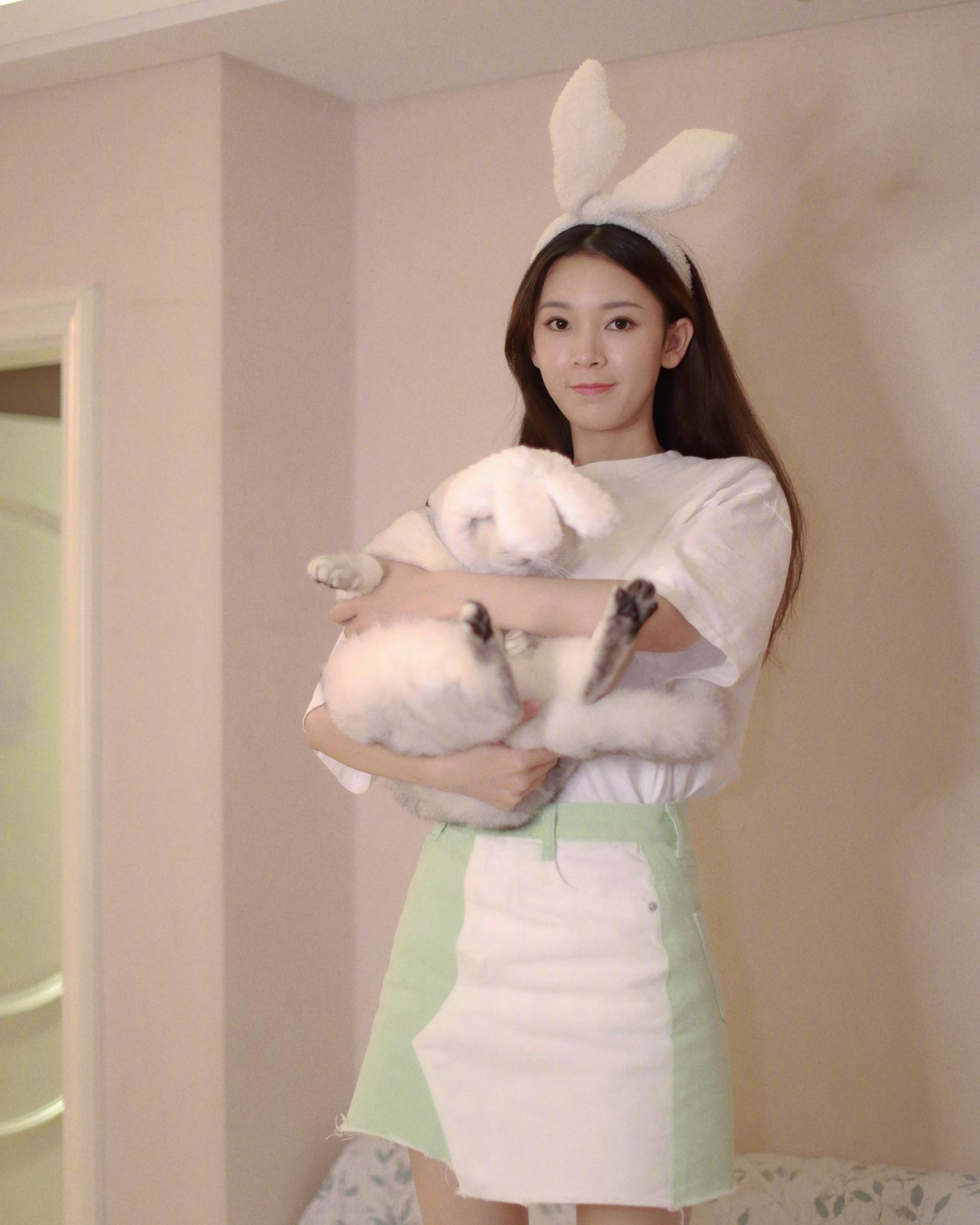 陈瑶晒生活照白t恤配裙子简约甜美抱着猫咪拍照好有爱