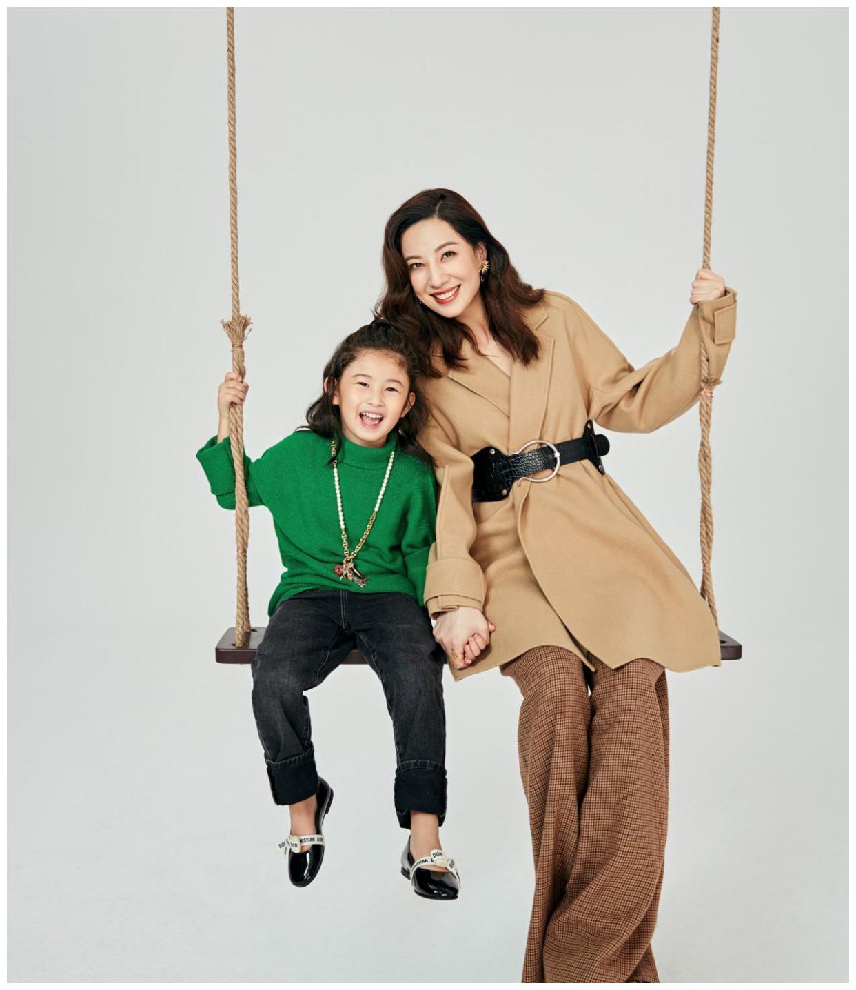 郑希怡的女儿比甜馨还可爱酷姐气息从小就显露拍大片也不怯场