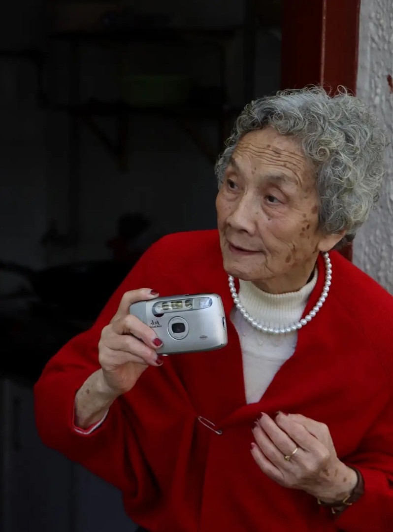 年过古稀也"臭美",这位奶奶的穿搭堪称老年楷模,自然淳朴真实|格纹