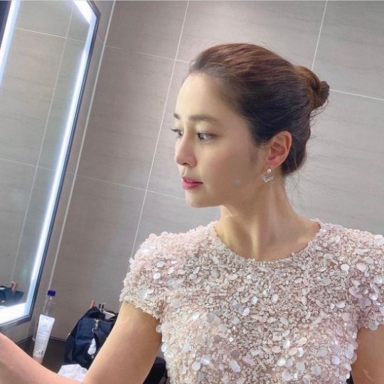 韩国女艺人李珉廷近照曝光 出众美貌抢眼