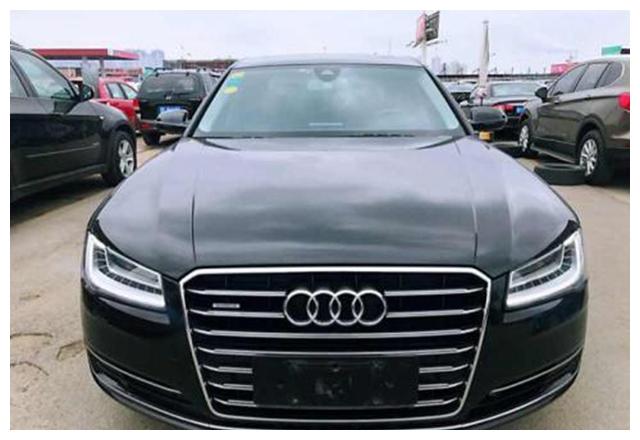 浙江一辆300万奥迪火了车尾标志显真身份迈巴赫都比不上