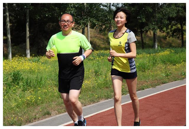 央视天气预报主持人王蓝一,女儿笑笑与妈妈很像,老公是谁已成谜