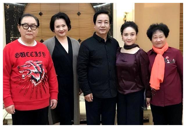 她是最美的狐狸精今64岁容颜不老母女同框似姐妹