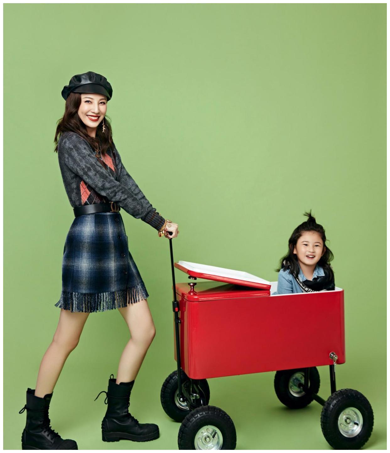 郑希怡的女儿比甜馨还可爱酷姐气息从小就显露拍大片也不怯场