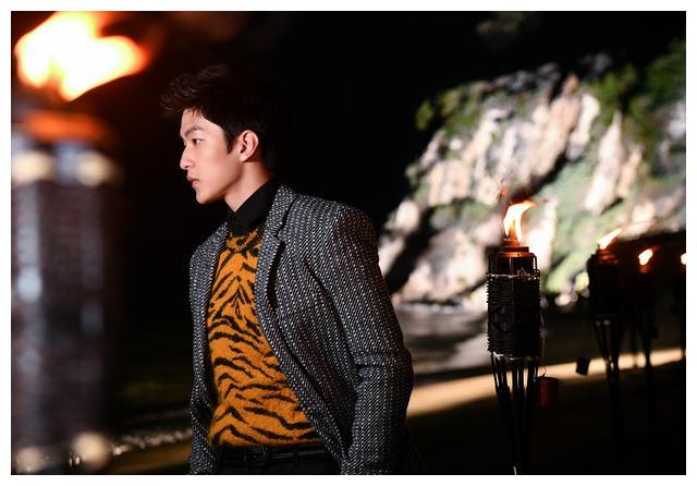 而这件事情就惹怒了屈楚萧,毕竟他是这个作品的男主,所以当时他就非常