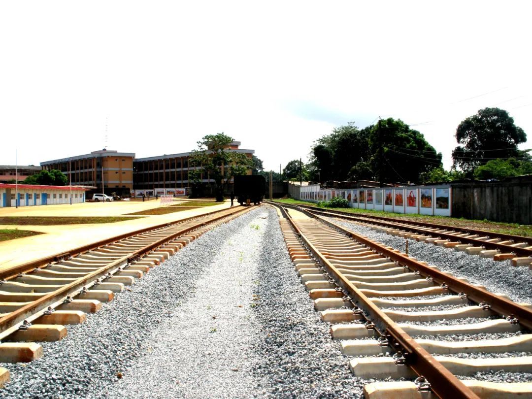 中企承建的几内亚科纳克里大学铁道学院实训基地主体工程完工