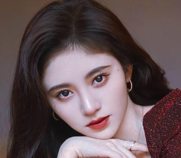 鞠婧祎出席见面会,一改往日半永久,素颜出镜更清纯