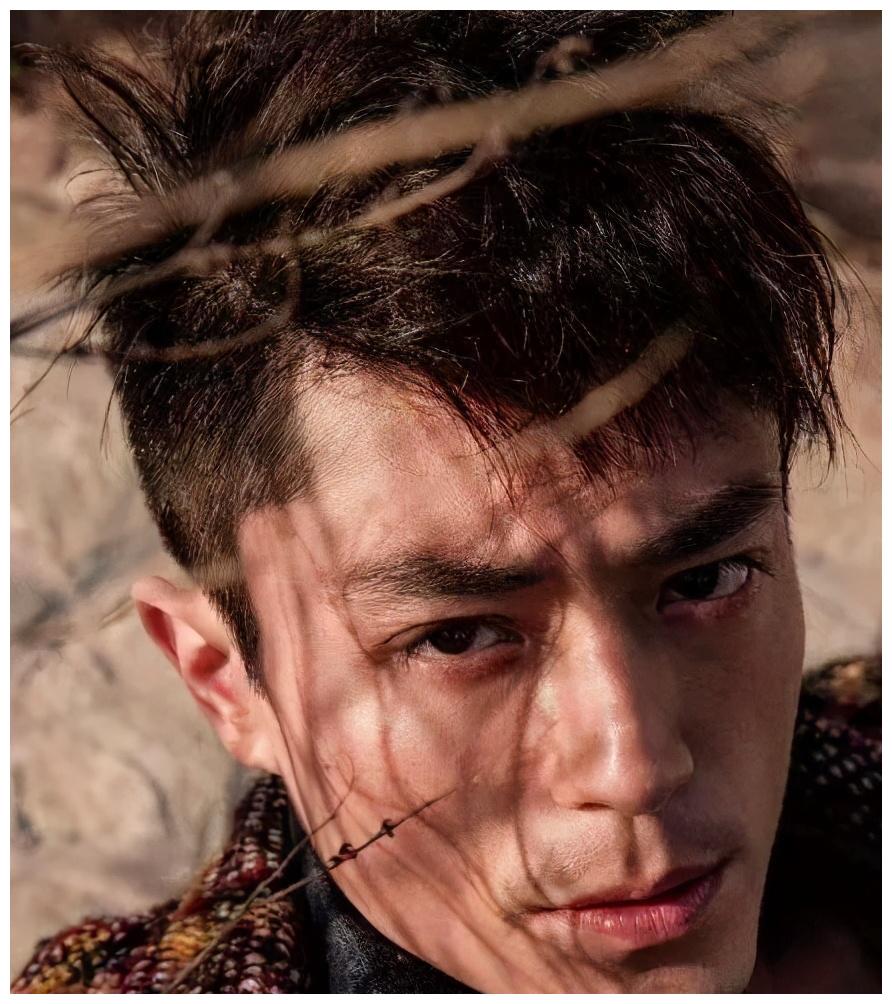 年轻时眼神里充满挑逗,天生痞气,邪性,年纪大时,颓废色彩浓厚,戾气