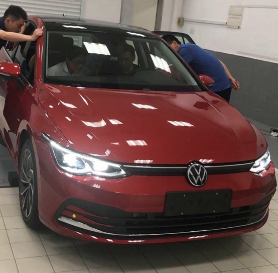 第八代大众高尔夫实车现身,红色涂装获好评,1.4t轰出150马力!