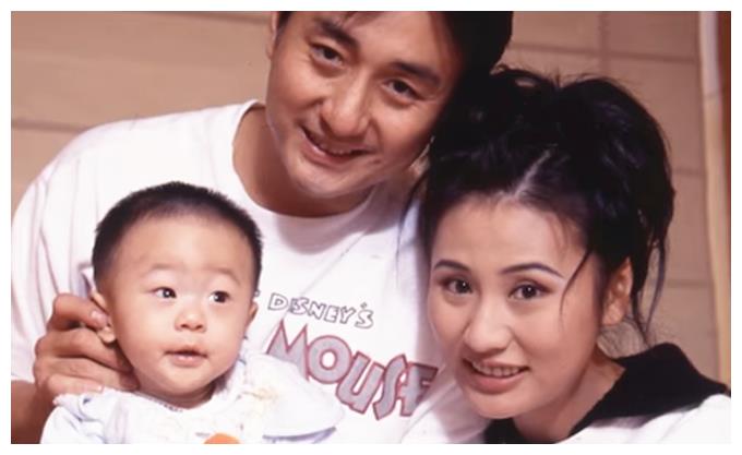 吴岱融61岁生日,钟淑慧晒一家三口近照,22岁儿子神似林峯