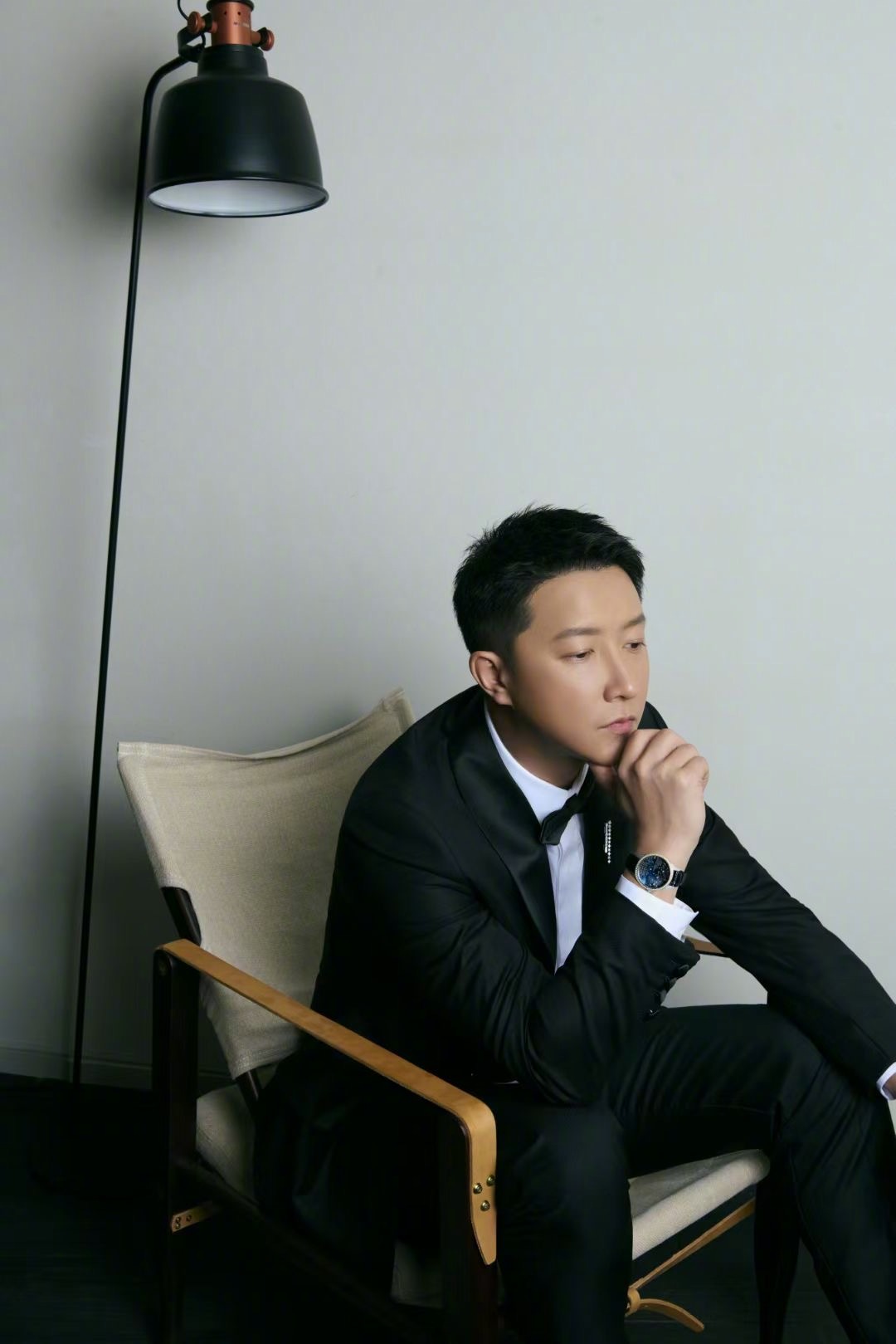 出席villadior晚宴韩庚一头清爽利落短发西装领结