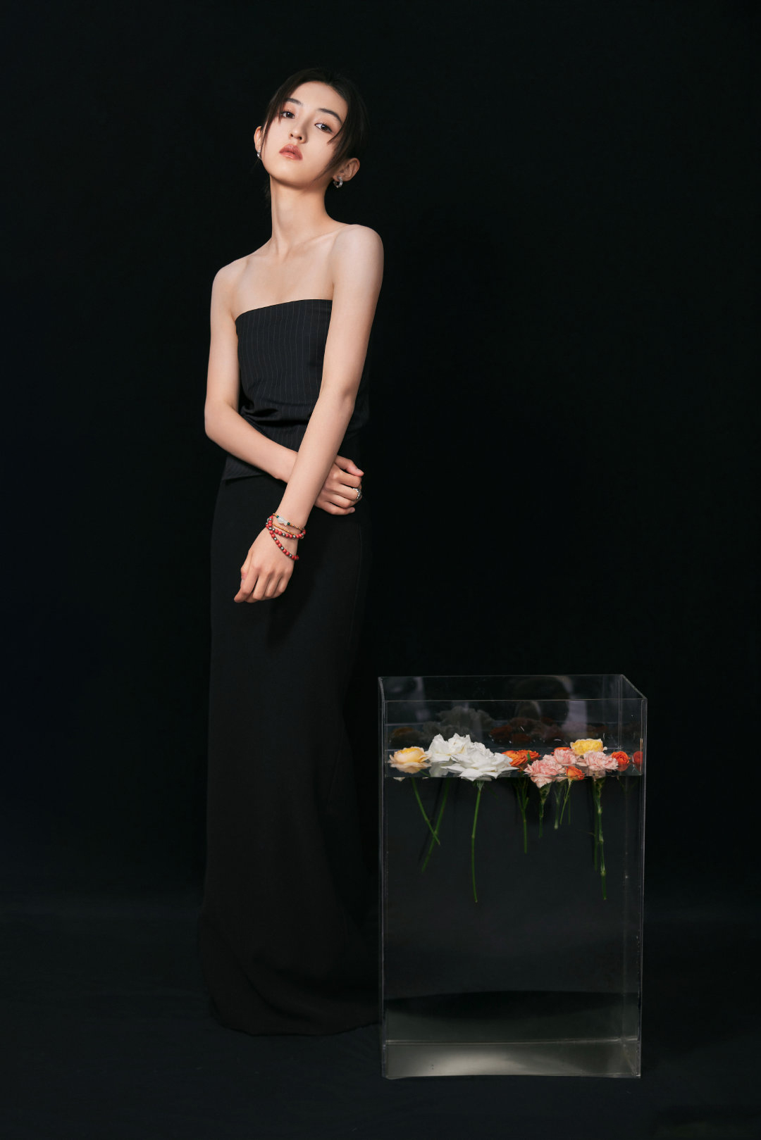 张子枫身穿黑色抹胸礼服出席中国电影华表奖红毯__财经头条