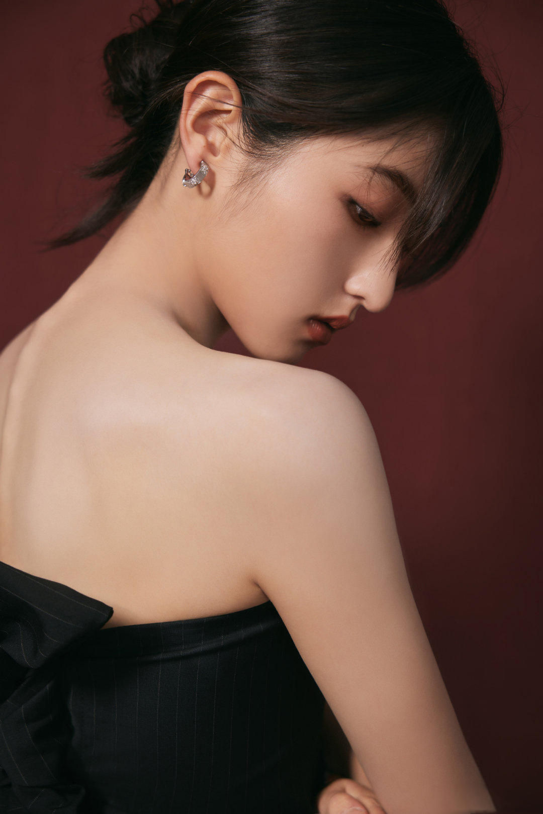 张子枫身穿黑色抹胸礼服出席中国电影华表奖红毯__财经头条