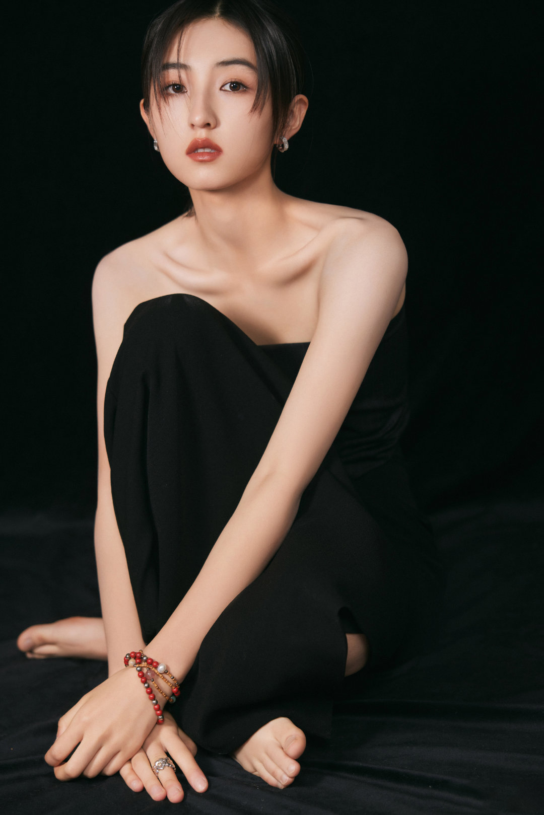 张子枫身穿黑色抹胸礼服出席中国电影华表奖红毯__财经头条