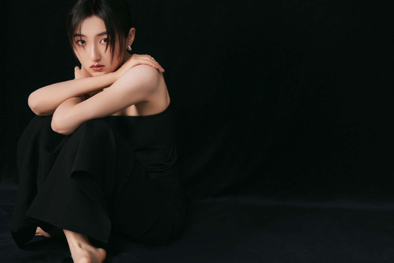 张子枫身穿黑色抹胸礼服出席中国电影华表奖红毯__财经头条