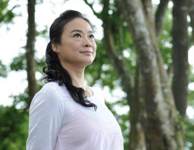 65岁陆小芬近况曝光淡出演艺圈20年复出与年轻演员飙戏