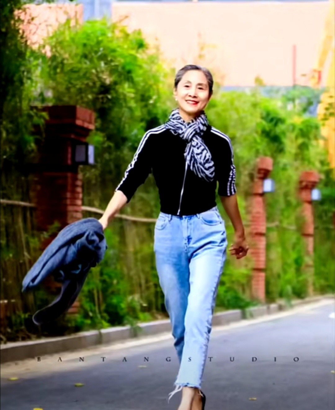 70岁奶奶穿牛仔踩高跟,时尚不输年轻人|牛仔|皱纹|时尚_新浪新闻