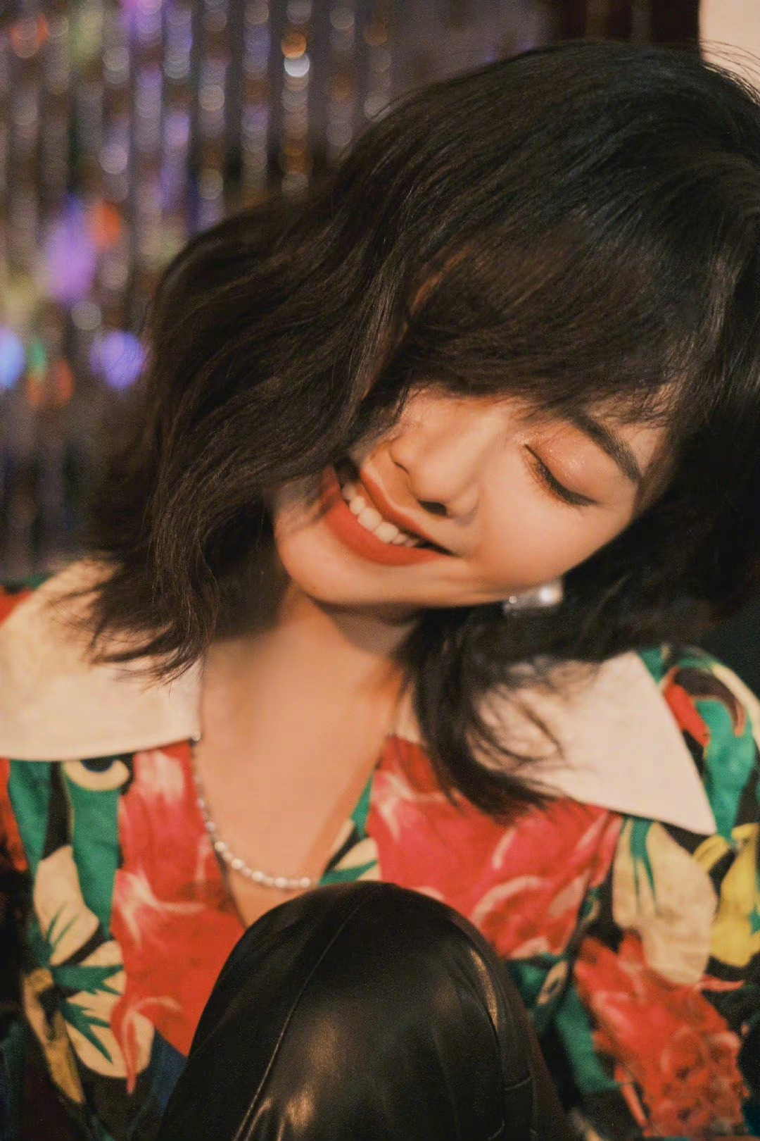 谭松韵摩登复古造型公开花衬衫搭配齐肩卷发温柔可爱