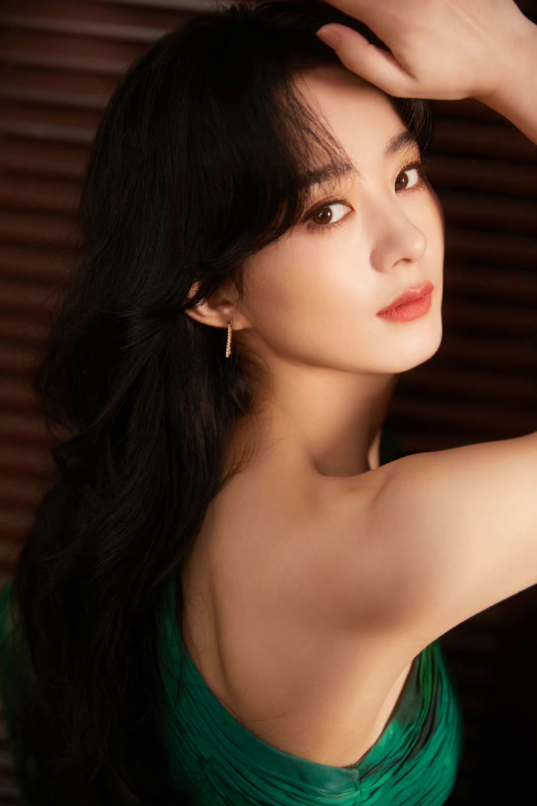 赵丽颖一身绿野仙踪纱裙亮相2023网络视听盛典