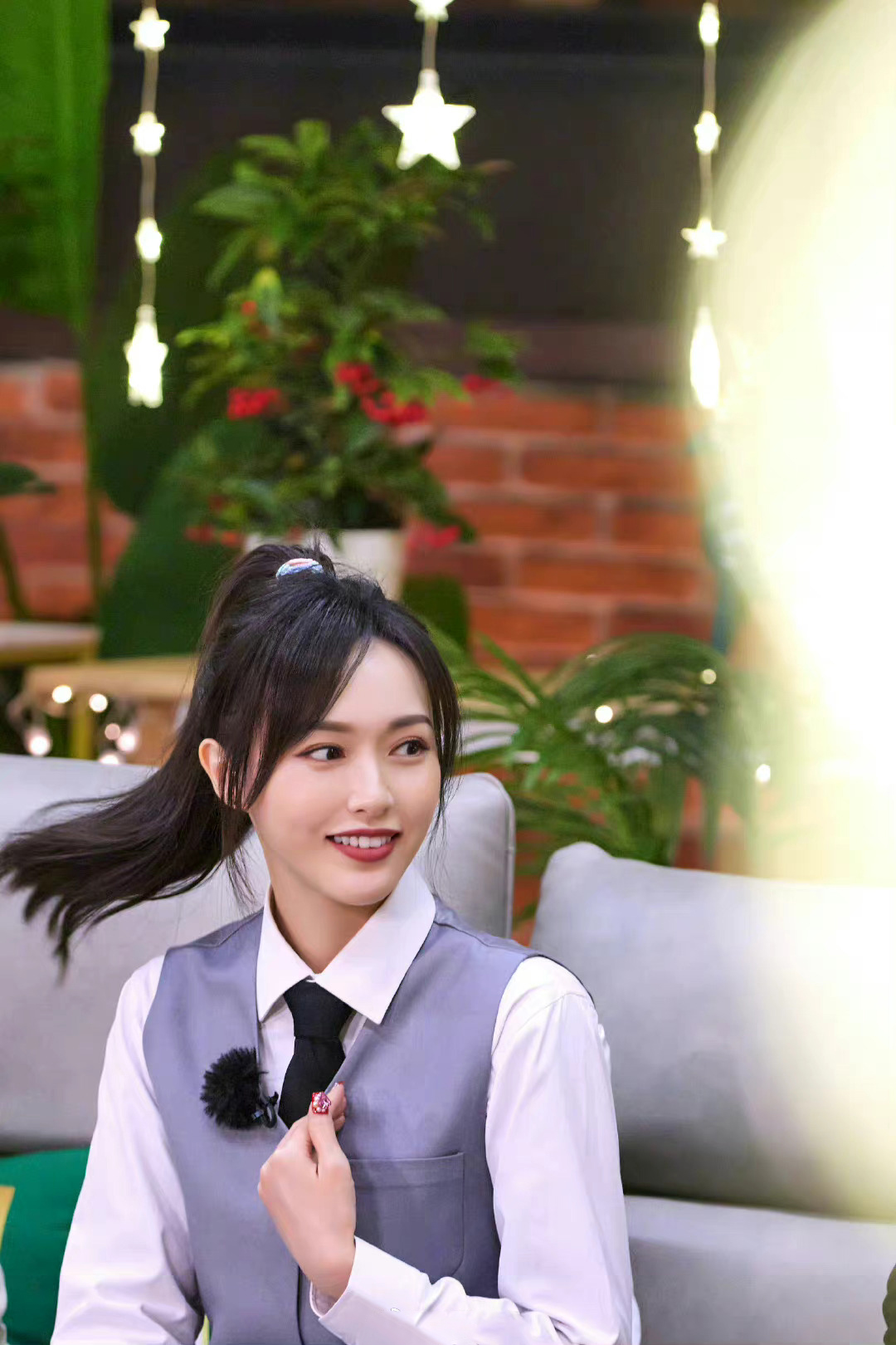 元气活力美少女唐嫣来了! 学院风小短裙配上半膝袜太青春了__财经头条