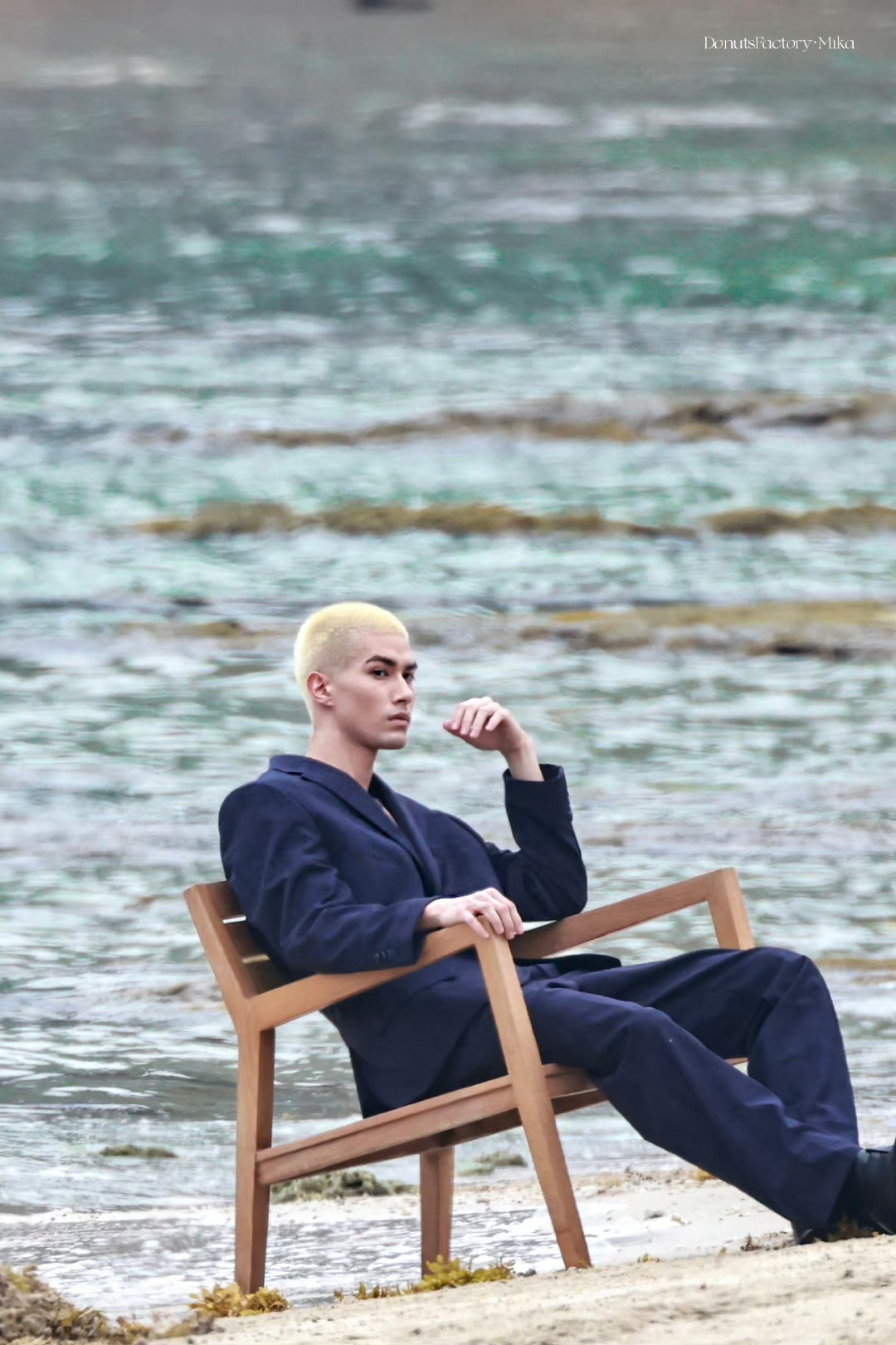 米卡一身深蓝色真空西装亮相michaelkors三亚活动