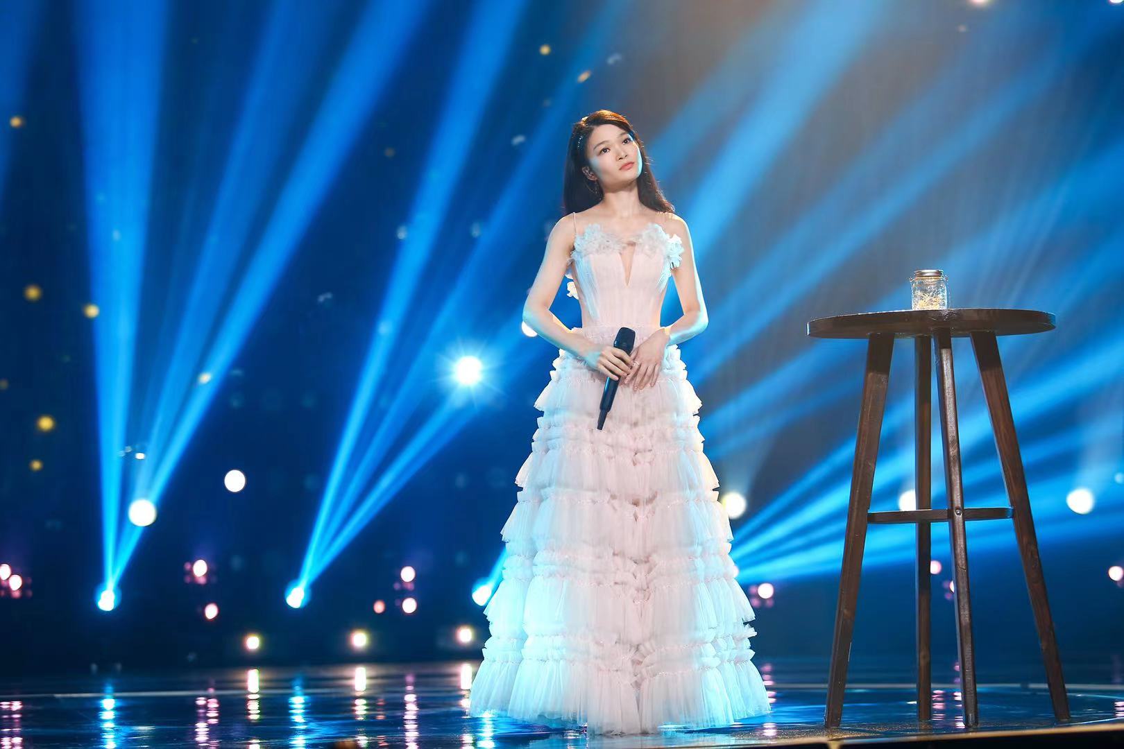 苏运莹新歌萤火舞台live首秀粉色仙裙现身