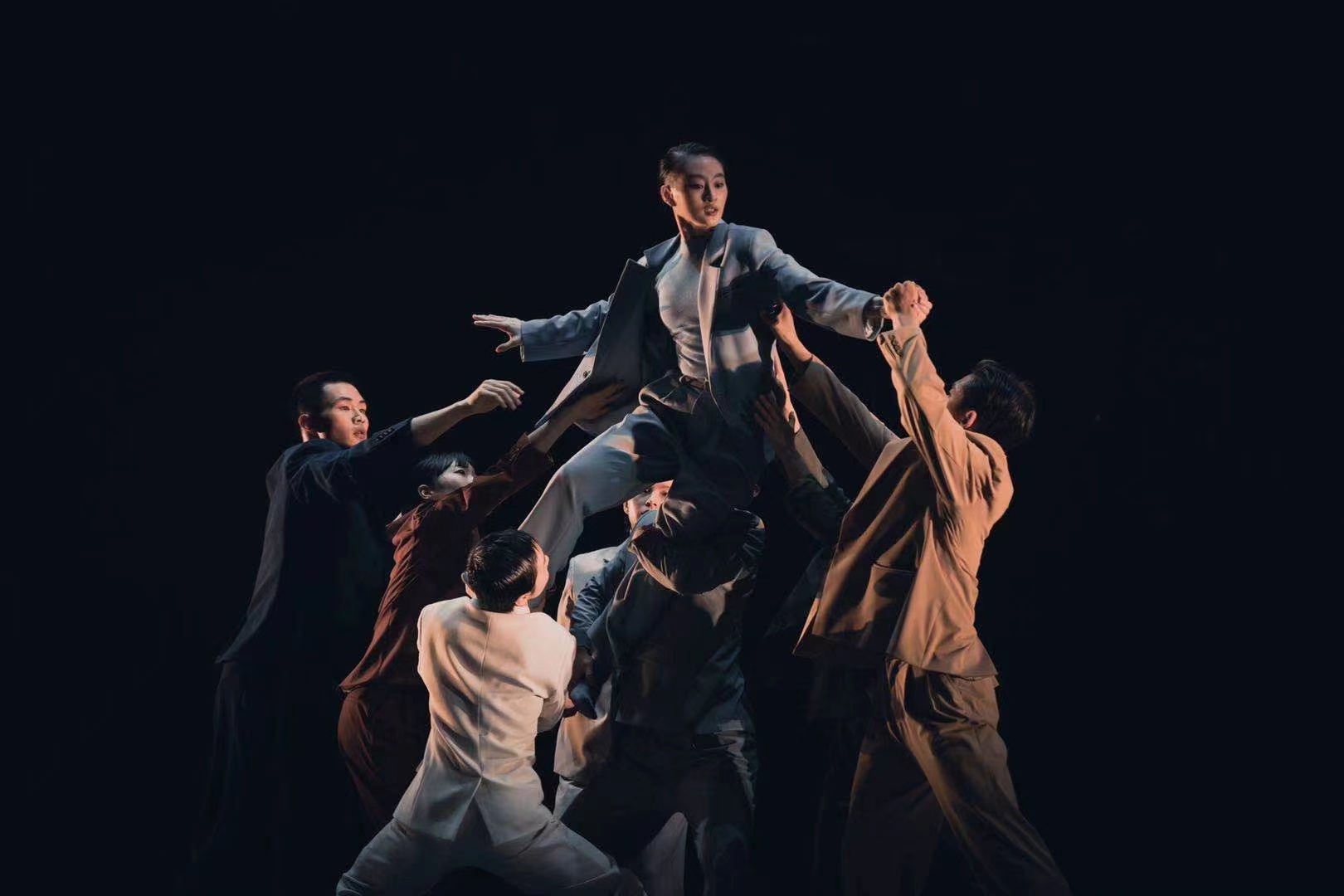 尹昉编舞作品《熵》全球首演 用舞蹈诠释人与熵的对抗