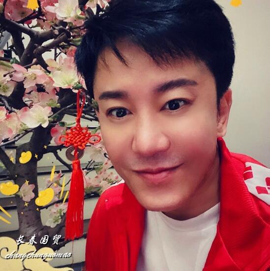 52岁歌手毛宁近照曝光面部表情僵硬网友直呼认不出