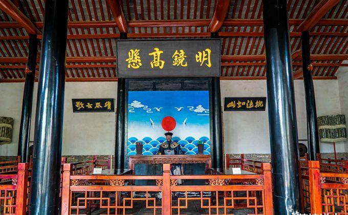 大堂是县衙的核心建筑,又称亲民堂,是知县审案,办公的地方.